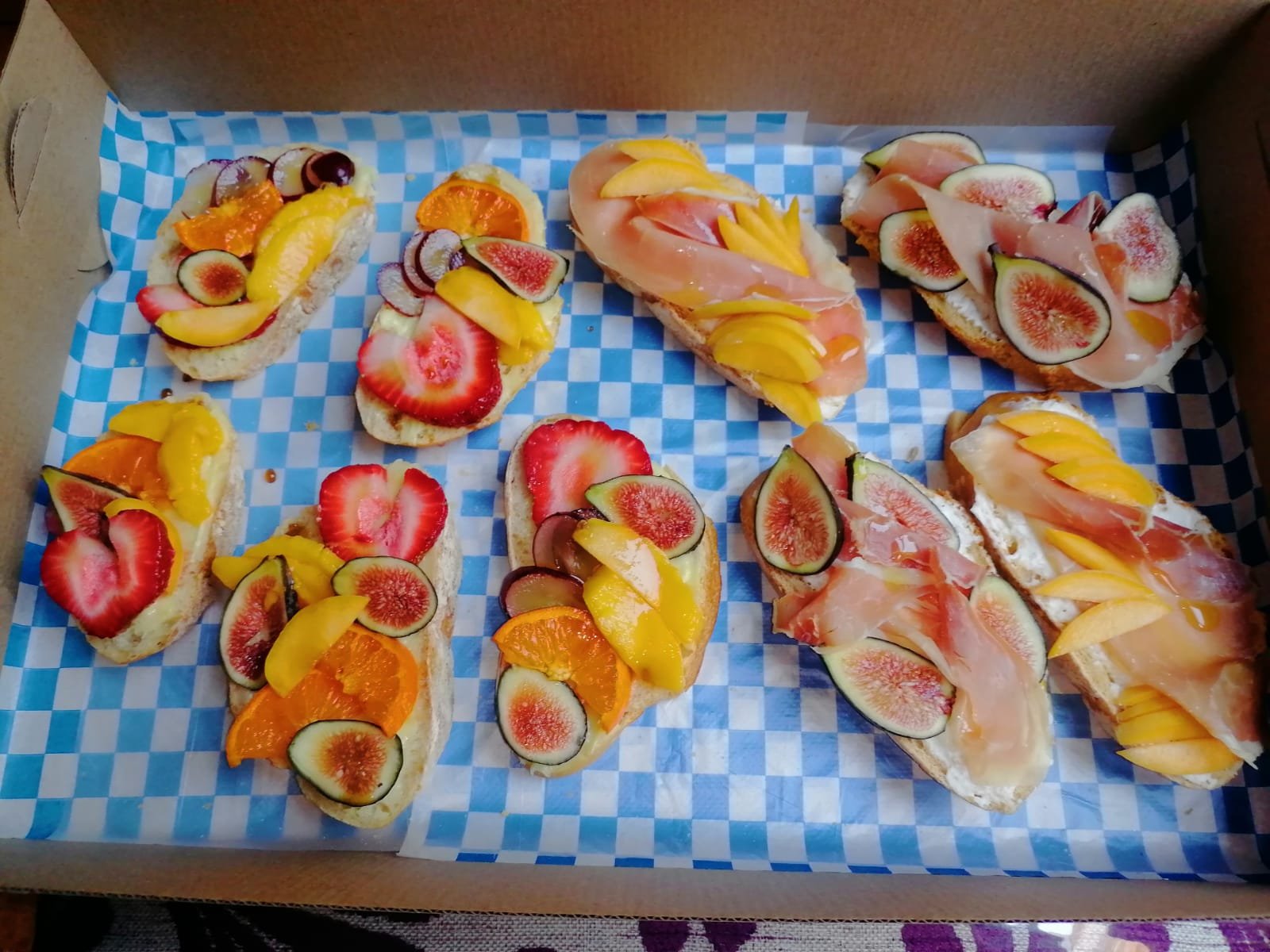 Caja de charcutería Misart Cocina con jamón serrano, quesos y fruta de temporada