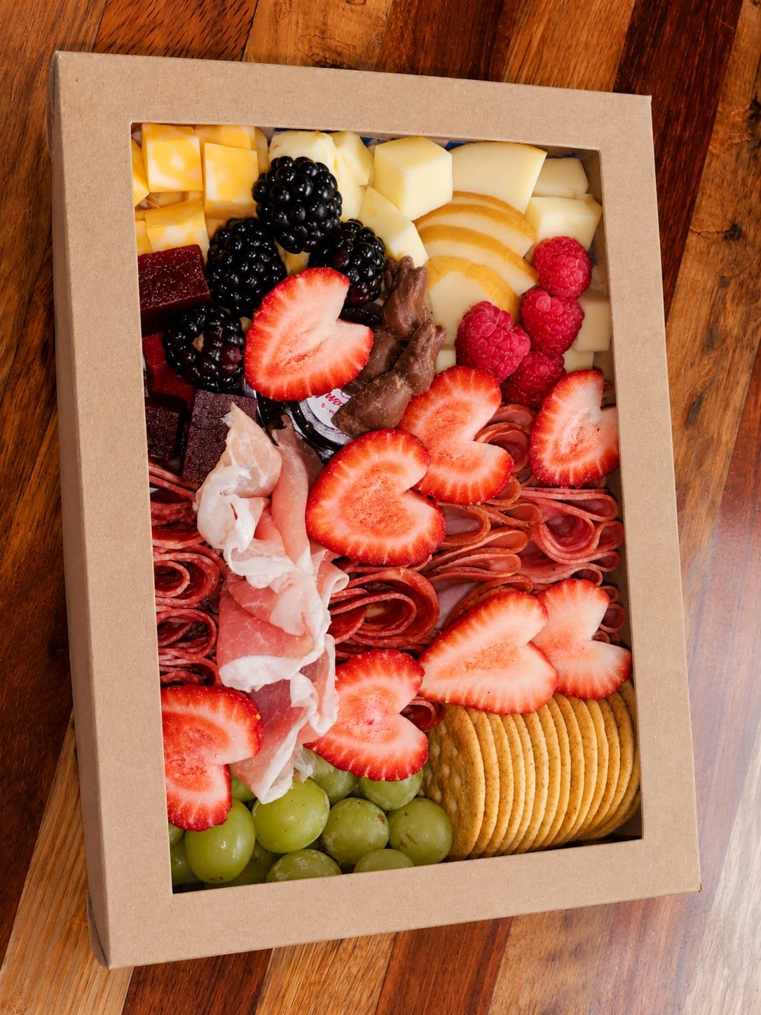Caja gourmet de charcutería artesanal Misart Cocina con quesos finos, jamones y acompañamientos