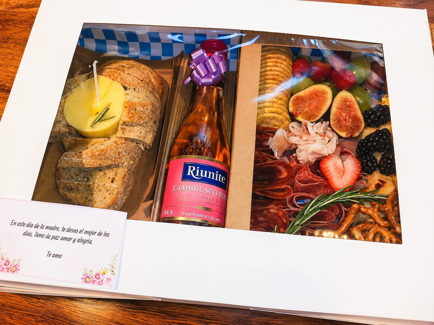 Caja Misart Cocina para Día de las Madres con pan y vino