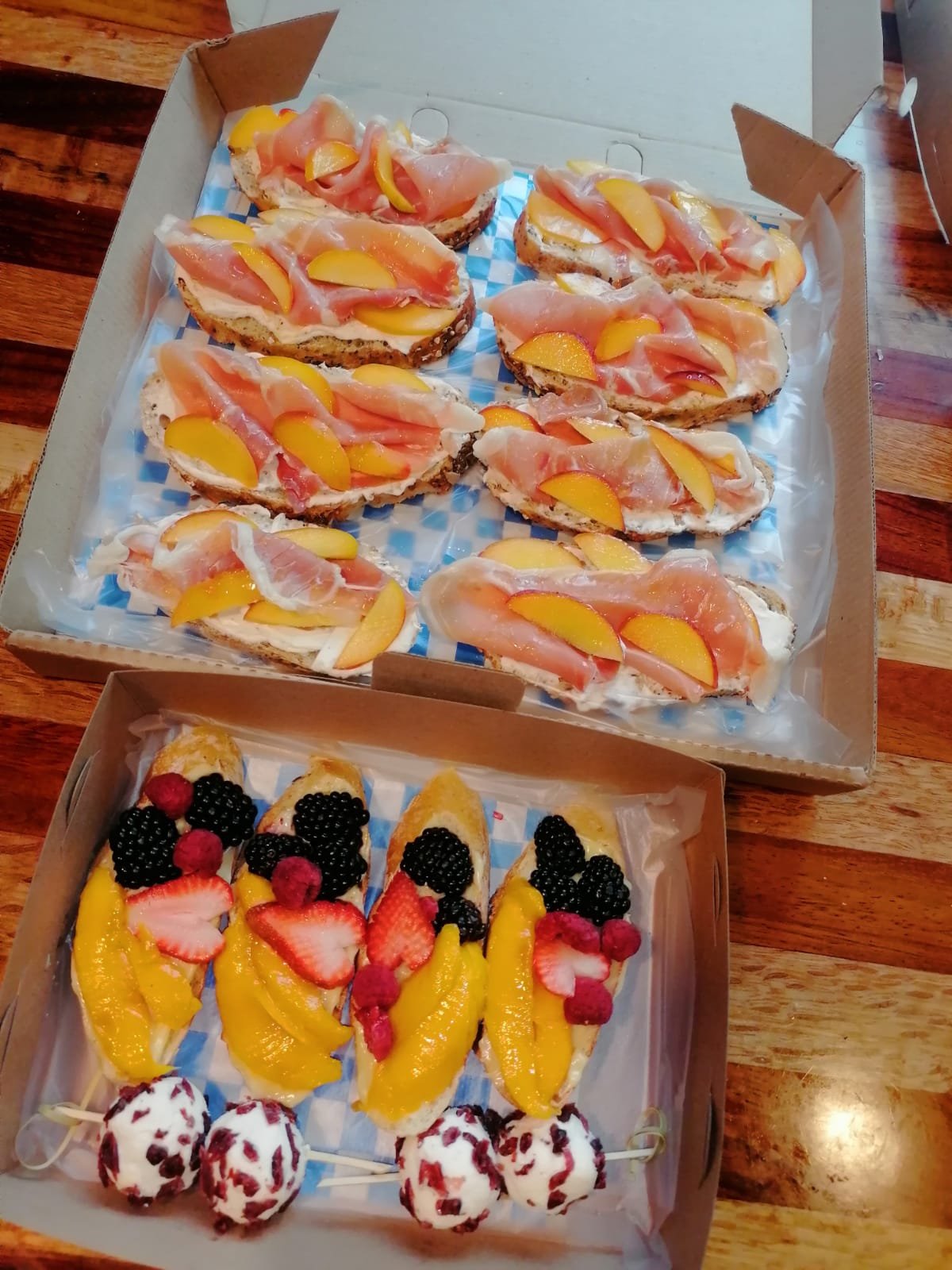 Tapas artesanales Misart Cocina con prosciutto y durazno
