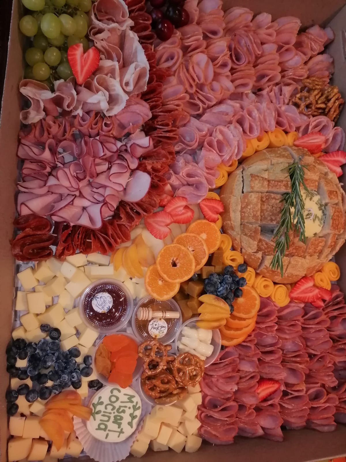 Charola grande de charcutería Misart Cocina para evento, con pan, quesos y fruta